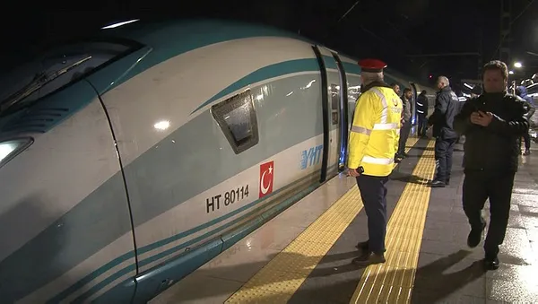 Gönüllü vatandaşlar İstanbul’dan deprem bölgesine doğru YHT ile yola çıktı! Vatandaşlar ek sefere akın etti: Kardeşlerimize yardım etmeye gidiyoruz