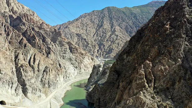 yusufeli-baraji-ozellikleri-yusufeli-baraji-hangi-akarsu-uzerindedir-turkiyenin-en-buyuk-baraji-yuksekligi-kac-1669118171503.jpg YUSUFELİ BARAJI ÖZELLİKLERİ: Yusufeli Barajı hangi akarsu üzerindedir? Türkiye'nin en büyük barajı yüksekliği kaç metre? - 1