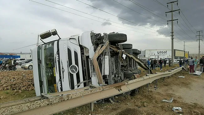Bursa’da TIR ile otomobil çarpıştı! 30 ton pancar yola saçıldı - 6
