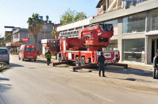 1701080341652.jpg Adana'da 14 katlı apartmanda yangın: Ev küle döndü - 3