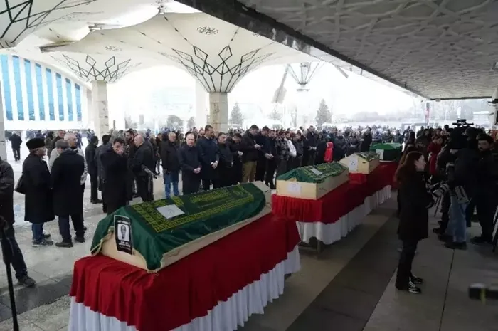 1737550757614.jpeg Çetiz ailesi, Ankara'da kılınan cenaze namazının ardından toprağa verildi.