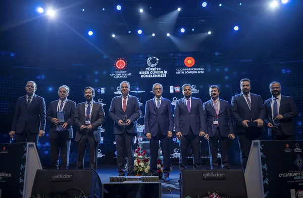sanayi-ve-teknoloji-bakani-mustafa-varanktan-son-bir-yilda-30-bin-yazilimci-ulkeden-gitti-iddialarina-tepki-1669805016865.jpg Sanayi ve Teknoloji Bakanı Mustafa Varank'tan "Son bir yılda 30 bin yazılımcı ülkeden gitti" iddialarına tepki - 6