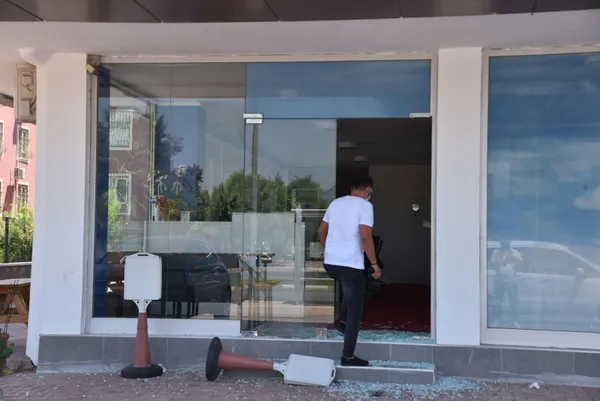 universiteli-azranin-katil-zanlisi-mustafa-murat-ayhanin-is-yerine-saldiri-1628084726028.jpg Üniversiteli Azra'nın katil zanlısı Mustafa Murat Ayhan'ın iş yerine saldırı - 4