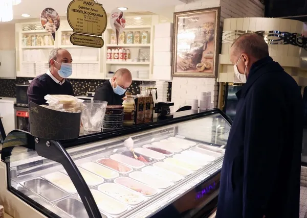 Başkan Erdoğan’dan sürpriz ziyaret! Çengelköy’de dondurmacıya uğradı