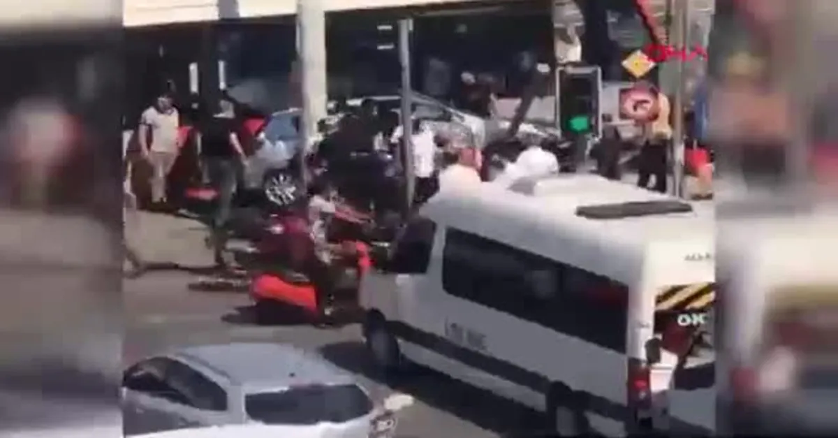 İstanbul'da tramvayla otomobil çarpıştı!