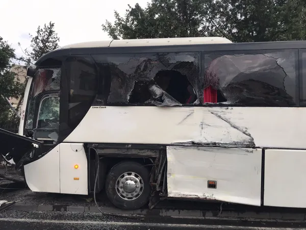 Son dakika | Üsküdar'da İETT otobüsü ile iki tur otobüsü çarpıştı! Manzara savaş ortamını andırıyor - 3