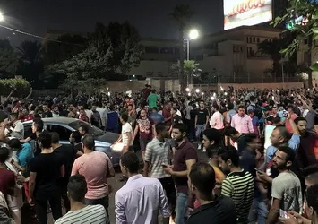 Darbeci Sisi Tahrir Meydanı'nı kapattı