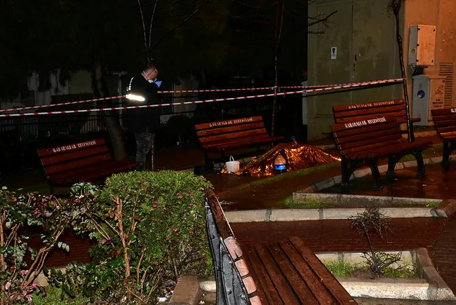 İzmir’de parkta şoke eden görüntü! Gören polisleri aradı - 2