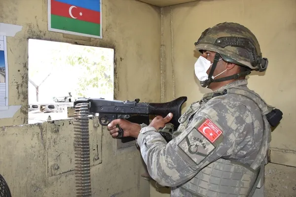 tek-millet-iki-devlet-turk-ve-azerbaycan-askerleri-kabilde-de-omuz-omuza-1629621027624.jpg Tek millet iki devlet! Türk ve Azerbaycan askerleri Kabil'de de omuz omuza - 2