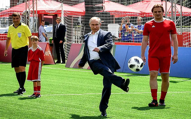 Putin, Kızıl Meydan'da futbol oynadı