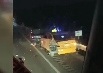 Önce iki otomobile çarptı ardından tren raylarına uçtu
