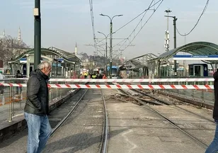 Tramvayın çarptığı yaşlı adam yaralandı