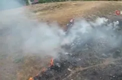 Çiftçinin yangınla amansız mücadelesi kamerada