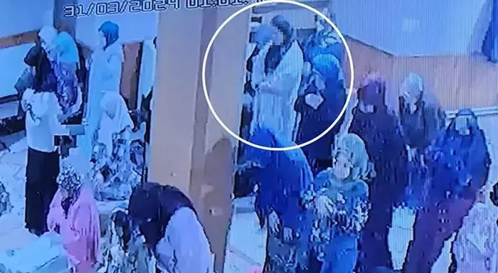 basortu-takip-camide-namaz-kilan-kadinlari-taciz-etti-1712512460549.jpeg Samsun'da 'yok artık' dedirten olay! Başörtü takıp camide namaz kılan kadınları taciz etti | Polis her yerde bu sapığı arıyor - 2
