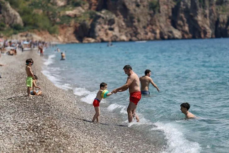 Yaz aylarını aratmadı! Antalya sahillerinde bayram tatili yoğunluğu