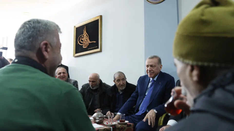 Başkan Erdoğan'dan Fatih'te esnaf ziyareti! Çay içip sohbet ettiler