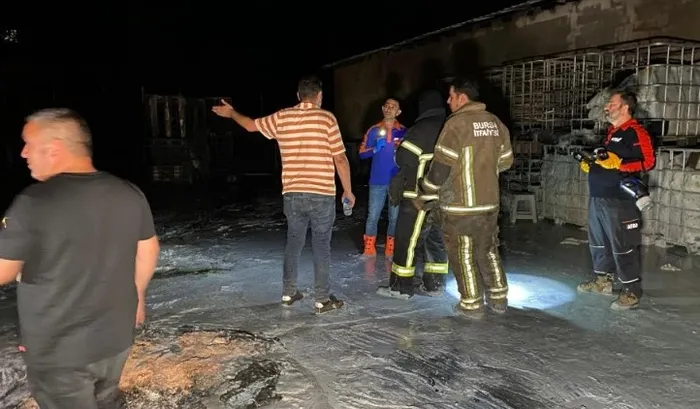 bursada-fabrikada-yangin-3-kisi-kimyasaldan-etkilendi-1717624733311.jpg Bursa'da fabrikada yangın! 3 kişi kimyasaldan etkilendi - 1