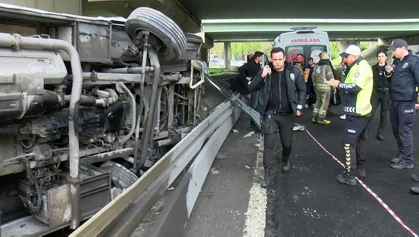 sivil-polisleri-tasiyan-minibus-devrildi-1712474148814.jpeg Sivil polisleri taşıyan minibüs devrildi! - 3