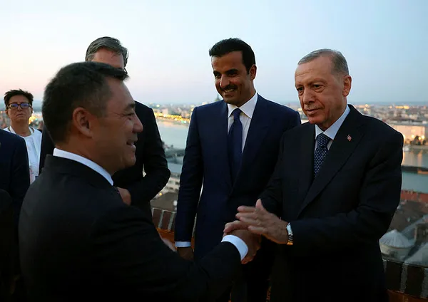baskan-erdogan-macaristanda-ilham-aliyev-ve-katar-emiri-al-sani-ile-gorustu-1692560779970.jpg Başkan Erdoğan Macaristan'da İlham Aliyev ve Katar Emiri Al Sani ile görüştü - 2