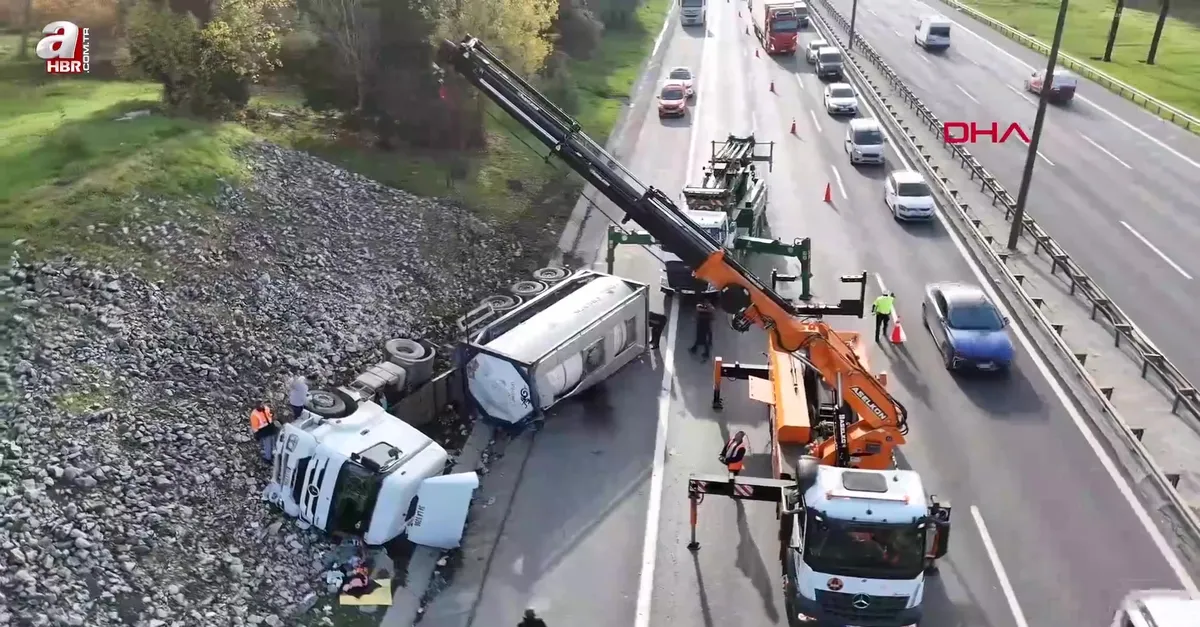 TEM Otoyolu'nda tanker devrildi
