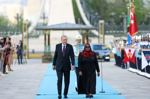 tanzanya-cumhurbaskani-ankarada-baskan-erdogan-samia-suluhu-hassani-resmi-torenle-karsiladi-1713454513893.jpg Tanzanya Cumhurbaşkanı Ankara'da! Başkan Erdoğan: Bu ziyaret bir dönüm noktası olacak - 2