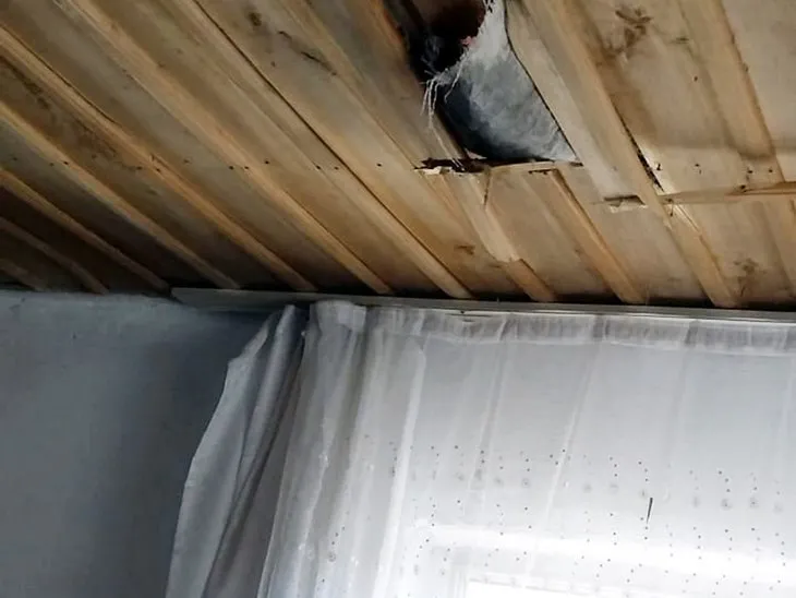 Burdur’da uçaktan eve düşen düşen buz kütlesi çatıyı deldi