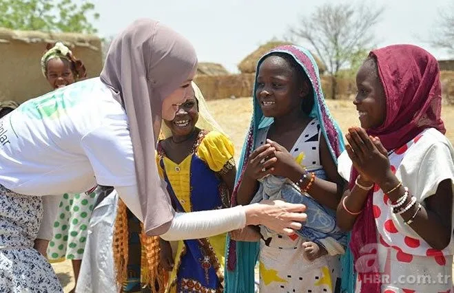 Gamze Özçelik Sudan’da çocuklara baklava yedirdi! İşte o görüntüler
