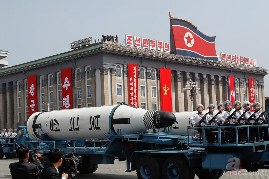 Kuzey Kore ilk defa balistik füzelerini gösterdi 16