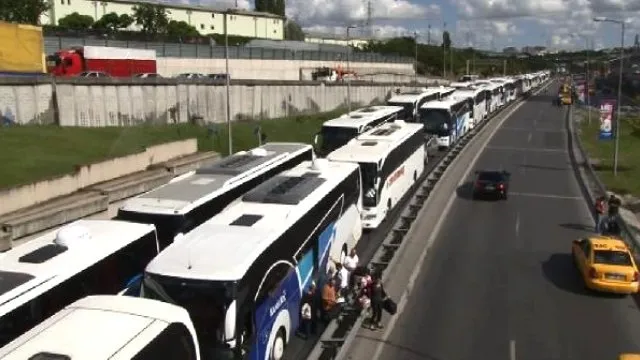 İstanbul'da otogar girişinde kilometrelerce kuyruk oluştu - 2