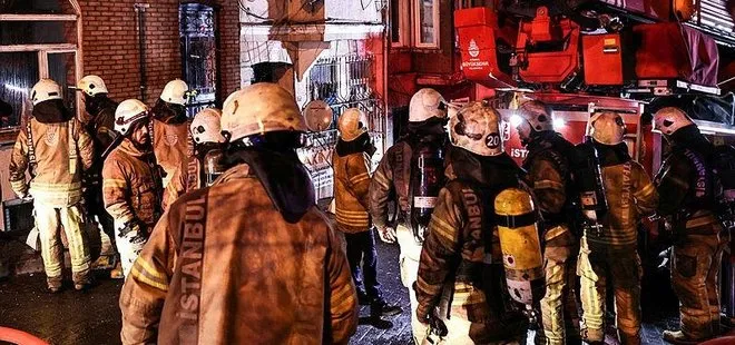 Beyoğlu’nda korkutan yangın! Mahsur kalan 2 kişiyi itfaiye ekipleri kurtardı