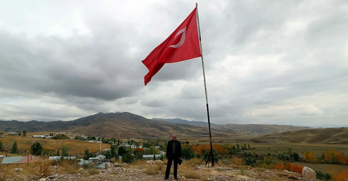 82 yaşındaki Seyit Tahir Öztepe tehditlere rağmen 35 yıldır Türk bayrağını dalgalandırıyor!