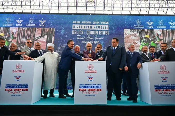 kuzey-anadoluya-hizli-tren-geliyor-ankara-samsun-arasi-25-saate-dusecek-1749895392347.jpeg Ulaştırma ve Altyapı Bakanı Abdulkadir Uraloğlu (AHABER)