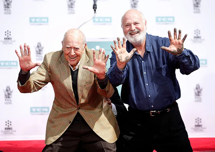 hollywoodun-unlu-yonetmen-esi-evinde-olu-bulundu-rob-ve-michele-reineri-oglu-mu-oldurdu-1765789661516.jpg Ünlü yönetmen Rob Reiner ve babası Carl Reiner (REUTERS)