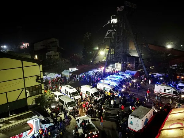 Bartın’daki maden faciasında acı an! Babasını mesai arkadaşının omzunda ağlayarak bekleyen genç izleyenleri duygulandırdı
