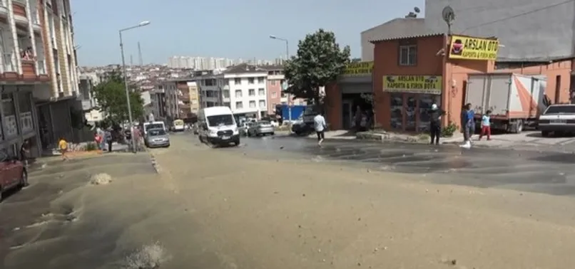 İSKİ bu kez de Esenyurt'ta boru patlattı! Yollar göle döndü vatandaş isyan etti