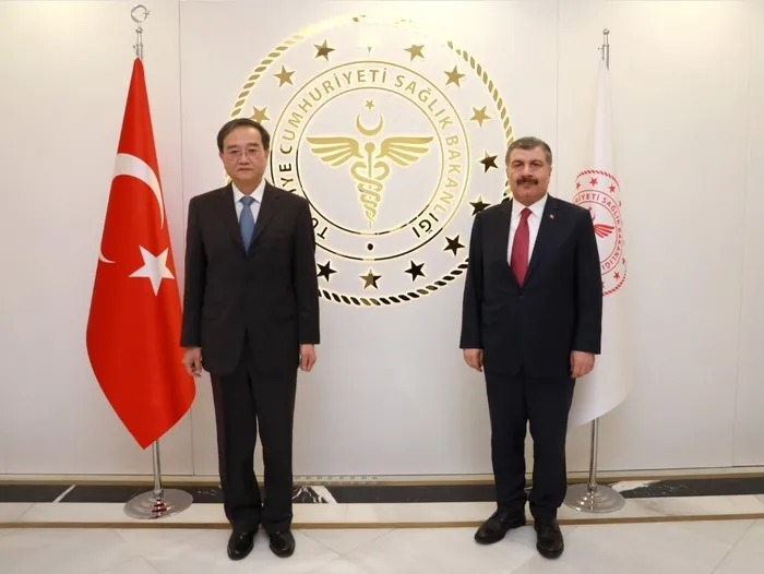Son dakika: Sağlık Bakanı Fahrettin Koca Çin Halk Cumhuriyeti’nin Ankara Büyükelçisi ile görüştü