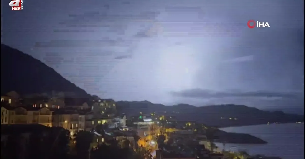 Kaş'ta şimşeklerin dansı kamerada