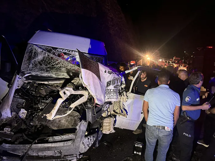 hakkaride-korkunc-kaza-tir-ile-minibus-carpisti-4-yarali-1719862545456.jpg