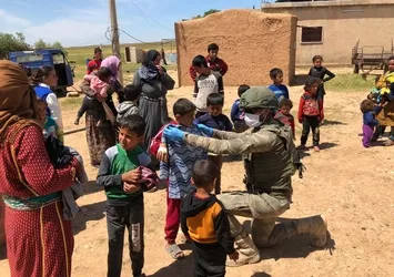 Türkiye'den Barış Pınarı bölgesinde 372 çocuğa kıyafet yardımı