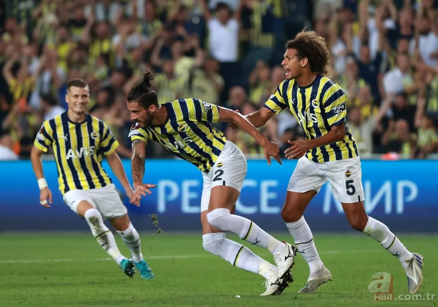 Dinamo Kiev maçında Fenerbahçe taraftarından anlamlı koreografi 11