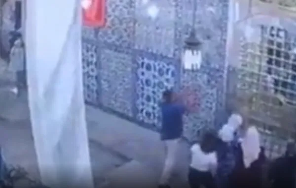 eyup-sultan-turbesine-saldiri-cekicle-cinilerin-kirildigi-anlar-kamerada-1660035759315.jpg Eyüp Sultan Türbesi'ne saldırı! Çekiçle çinilerin kırıldığı anlar kamerada - 2