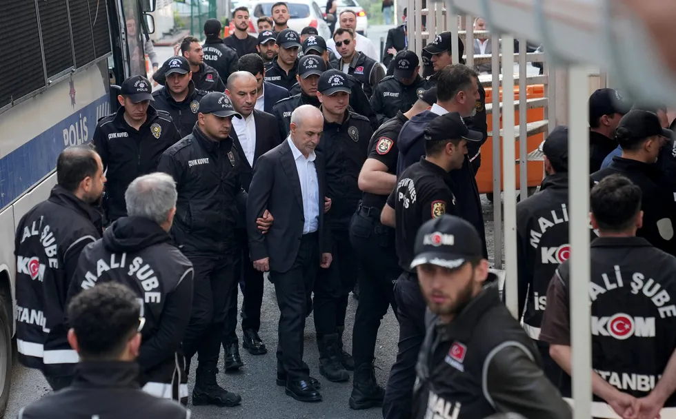 chpli-buyukcekmecede-yolsuzluk-carki-villa-rusveti-ve-basketbol-takimi-uzerinden-kirli-para-trafigi-1777650843213.jpg CHP'li Büyükçekmece’de yolsuzluk çarkı! Villa rüşveti ve basketbol takımı üzerinden kirli para trafiği - 4