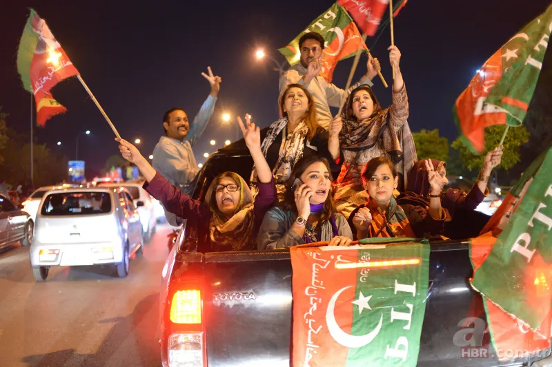 Imran Khan'ın destekçileri Pakistan'da sokağa döküldü! Muhalefete "ABD'nin hainleri" tepkisi 2