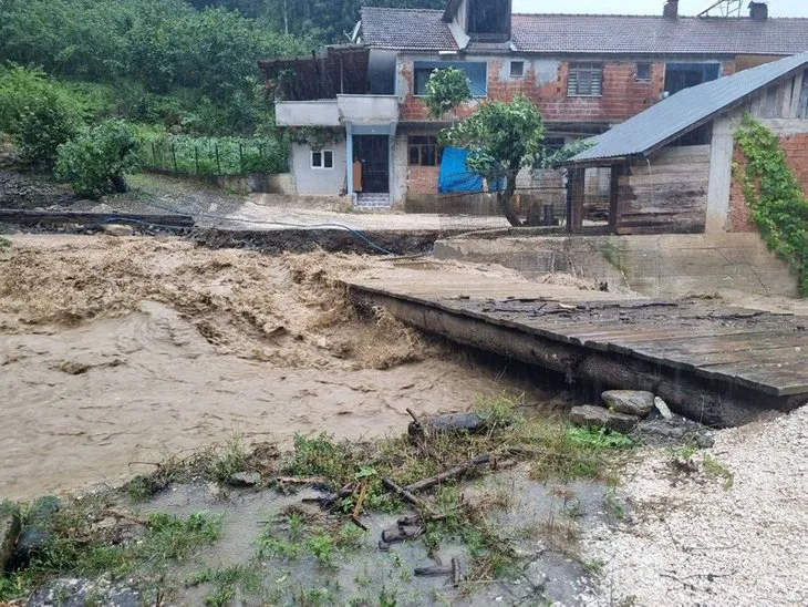 Sağanak yağış Düzce'de hayatı felç etti! Batı Karadeniz'de sel ve heyelan tehlikesi