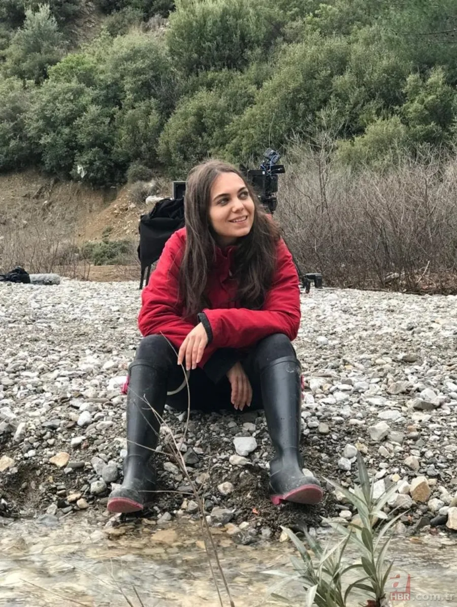 Gamze Özçelik'in kardeşi görenleri hayran bıraktı! Ablasının kopyası... 3