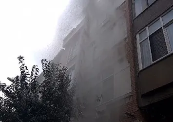 İSKİ çalışmasında boru patladı sular binanın boyunu aştı! Komşular birbirine girdi