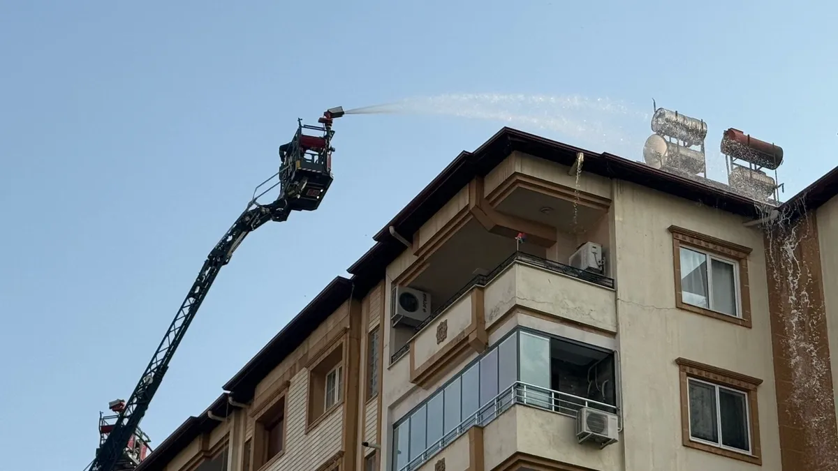 Gaziantep’te 6 katlı bina çatısında yangın paniği