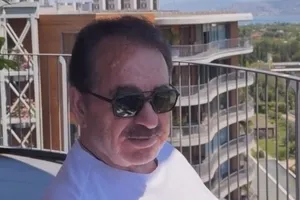 Tatlıses evinin balkonundan seslendi