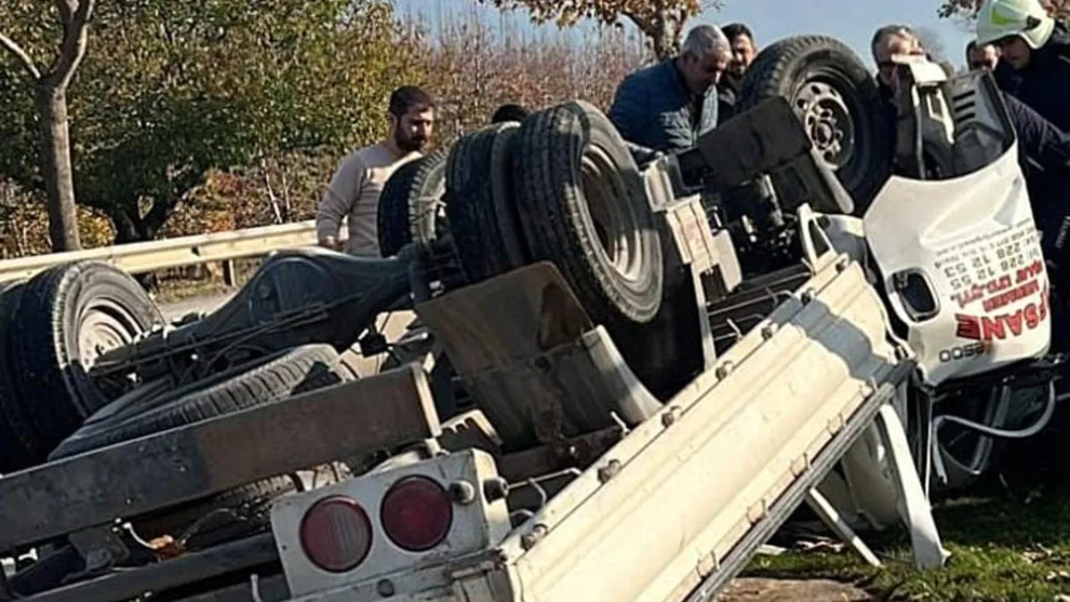 Bursa'da refüje çarpan kamyonet takla attı! 2 ölü