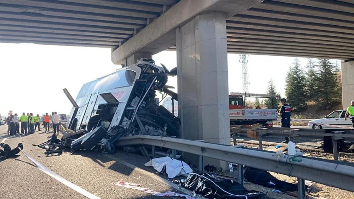 Ankara'da katliam gibi kaza! Yolcu otobüsü üst geçit direğine çarptı | Çok sayıda ölü ve yaralı var | Görgü tanığı kazayı anlattı